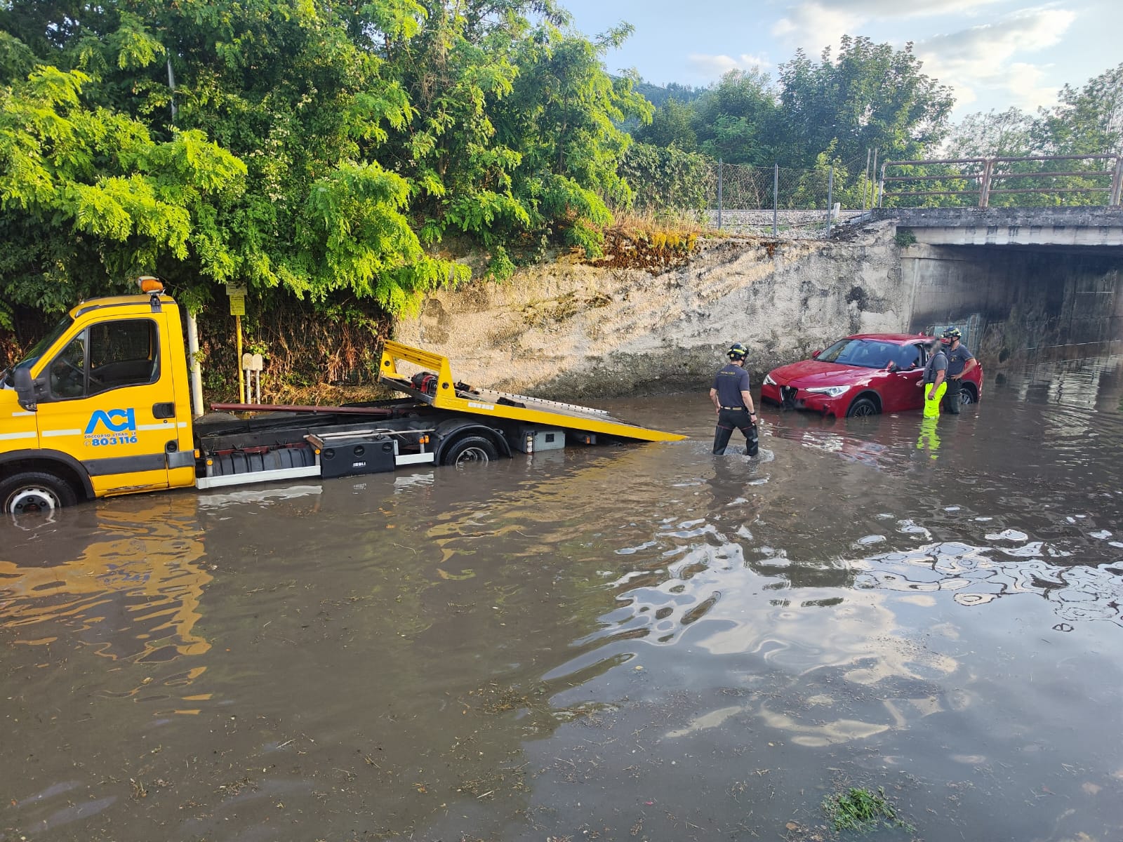 BOMBA D’ACQUA SULL’AQUILA: AUTO BLOCCATE SOTTO IL PONTE DI PILE E 30 INTERVENTI DEI VIGILI