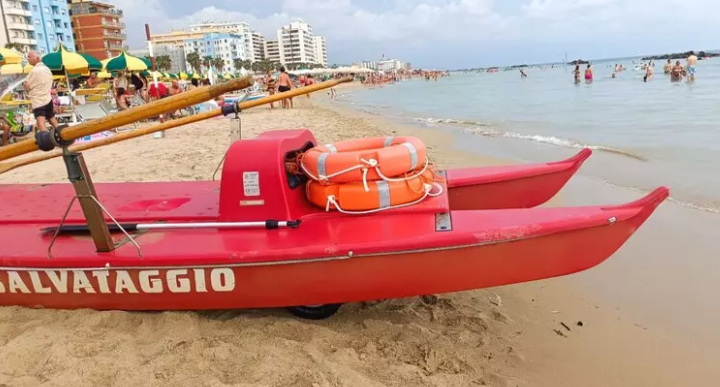 PESCARA: TRATTO IN SALVO 83ENNE CHE STAVA AFFOGANDO, INTERVIENE MOTOVEDETTA