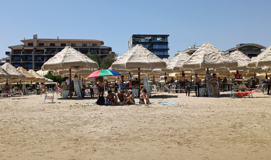 PESCARA: “PRESA DELLA BATTIGIA”, MARE LIBERO MONTA OMBRELLONE IN SPIAGGIA “CON CONCESSIONE SCADUTA”