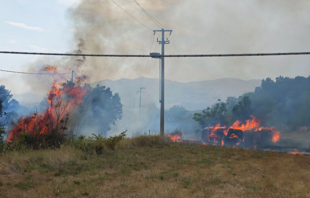 INCENDIO AD AIELLI: IN ARRIVO UOMINI E MEZZI, “EVITARE AREA VIA PERAZZA”